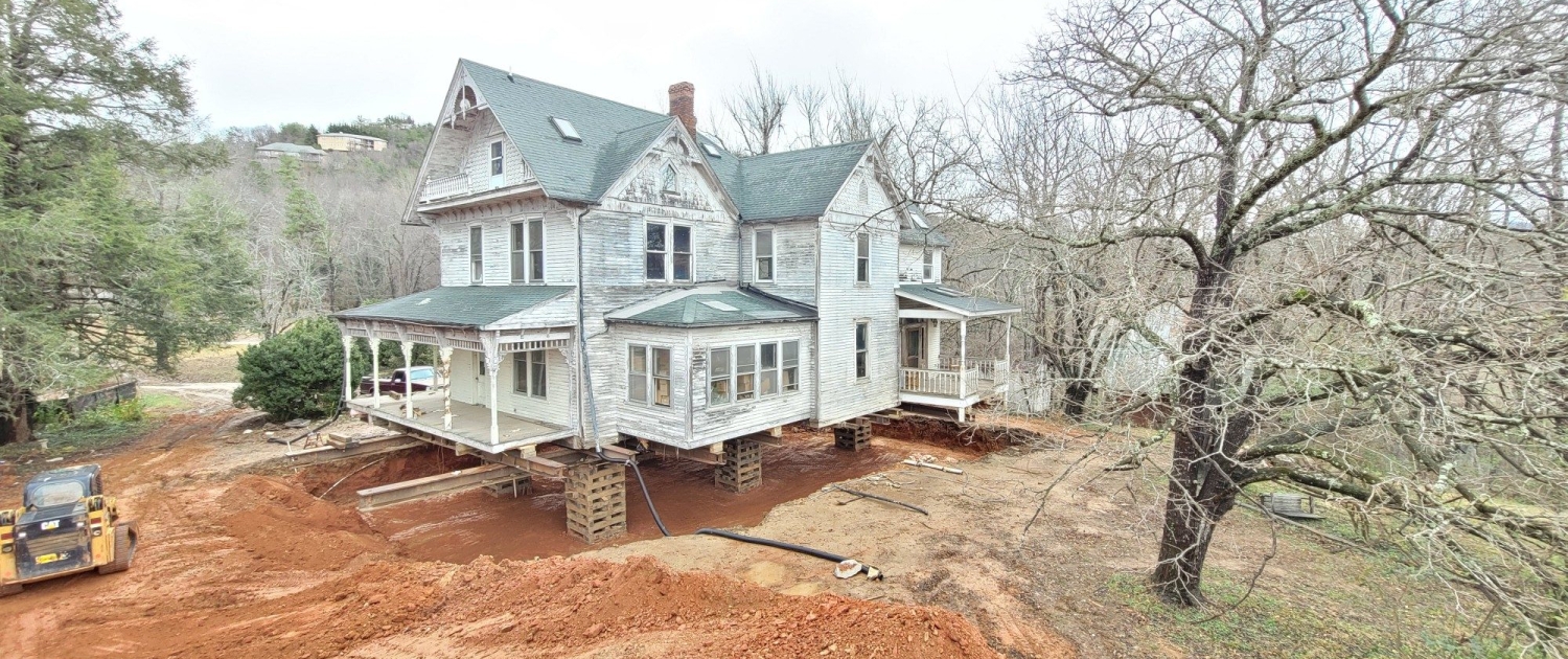 Jacked up the Historic R.P. Britten House weighing 225 tons (1)
